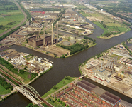 802179 Luchtfoto van het industrieterrein Lage Weide te Utrecht met links het Provinciaal en Gemeentelijk Utrechts ...